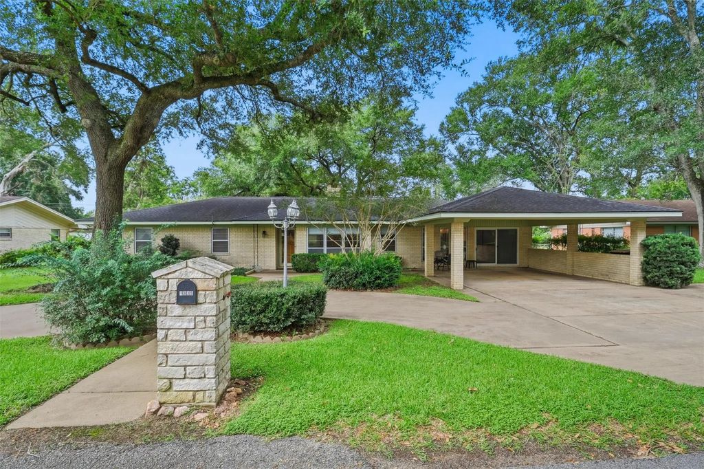 1335 Kathy Avenue, Sealy