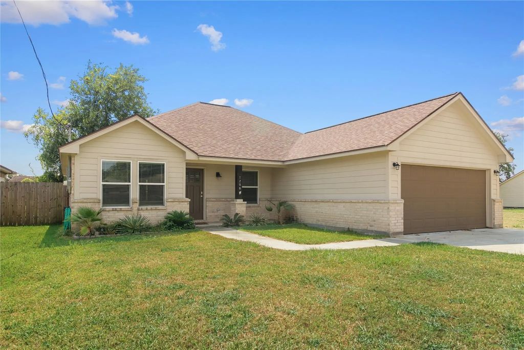 1208 Henderson Road, Angleton