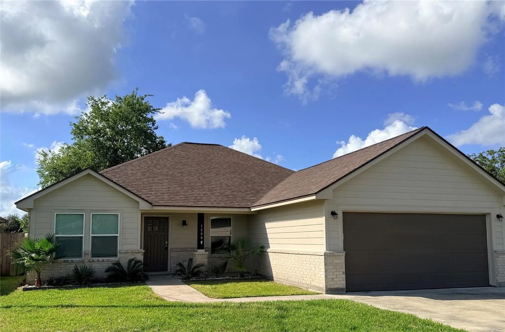 1208 Henderson Road, Angleton