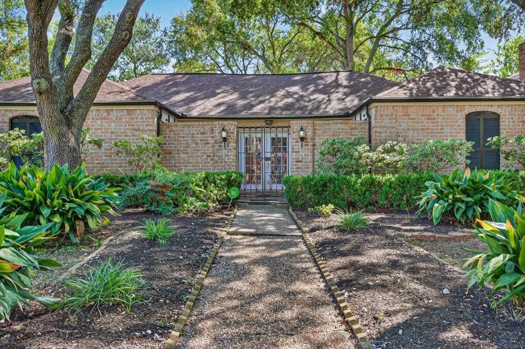 13903 Chevy Chase Drive, Houston