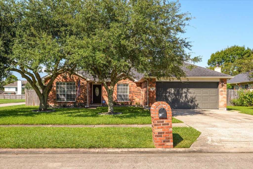 216 Armand Bay Drive, Dickinson