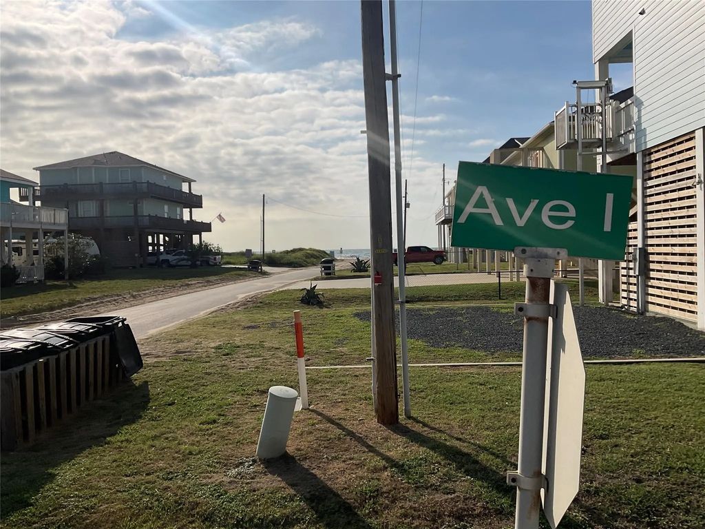 1966 Avenue I, Crystal Beach