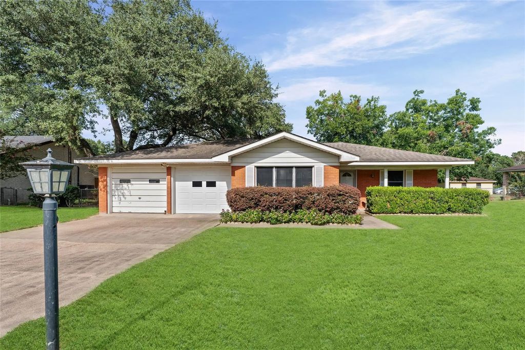 1005 N Fowlkes Street, Sealy
