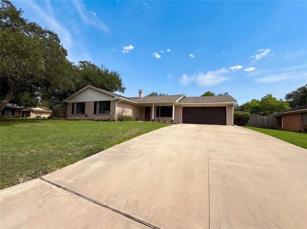 1001 Windy Drive, Brenham
