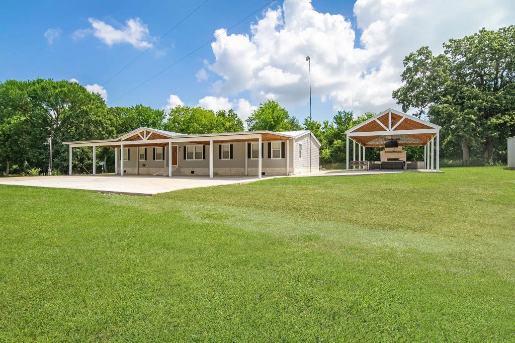 555 Wilder Crest Lane, Brenham