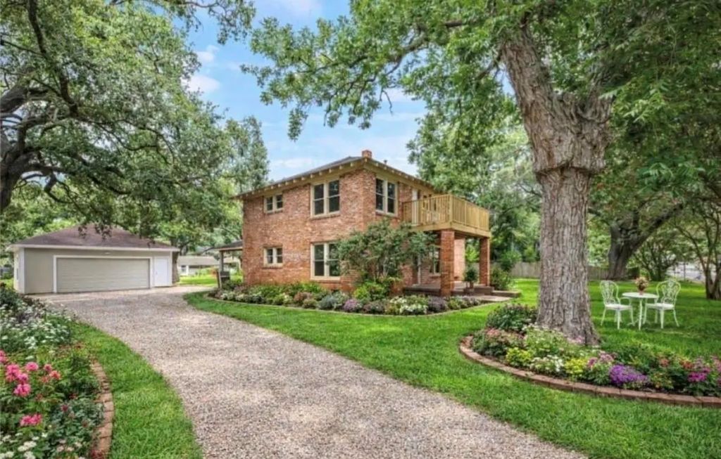 212 W Alabama Street, Wharton