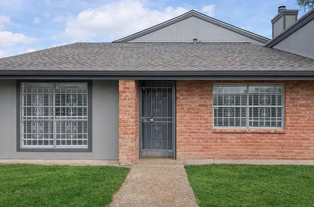 5815 Village Forest Court, Houston