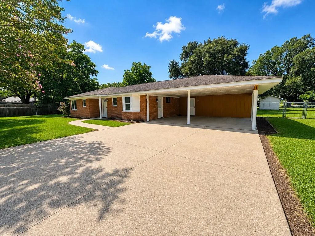 243 County Road 121, Raywood