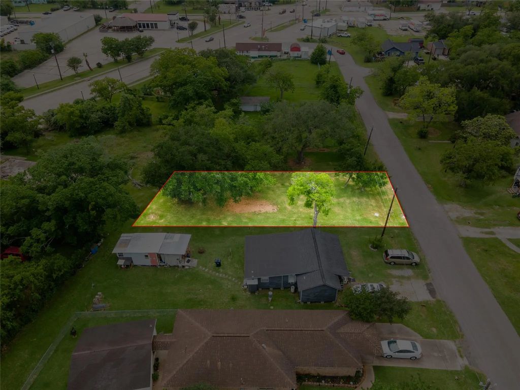 507 Cemetery Street, Clute