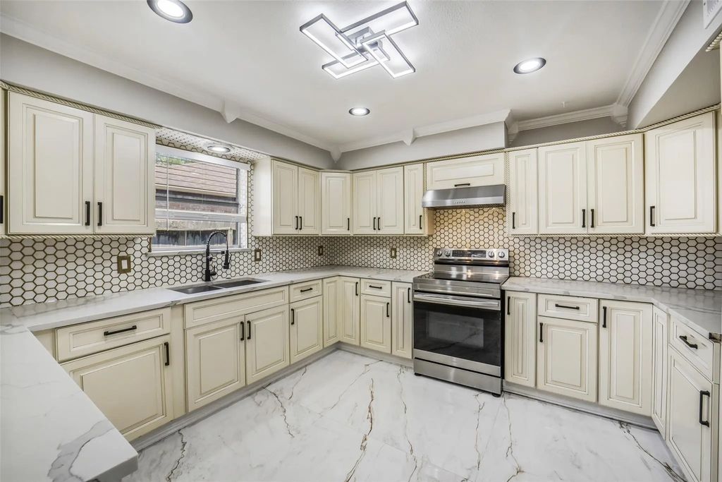 7834 Vickijohn Drive, Houston