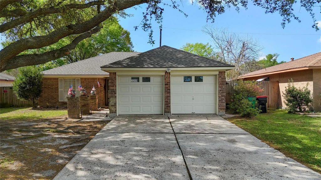 2205 Buchanan Drive, Baytown