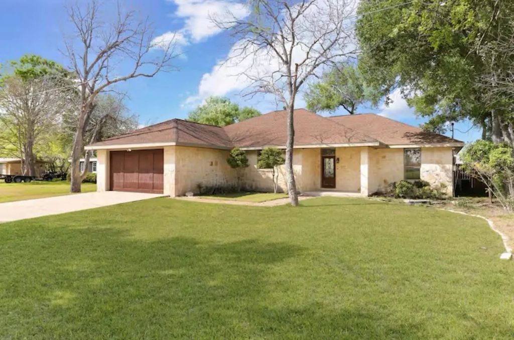 190 River Haven Road, McQueeney