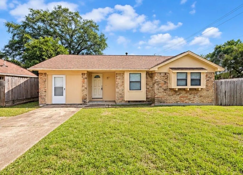 4504 Hemlock Drive, Baytown