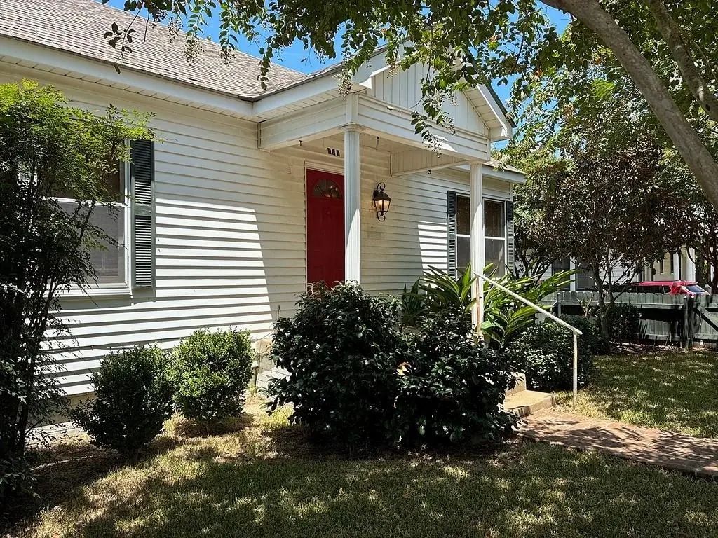102 W Tom Green Street, Brenham