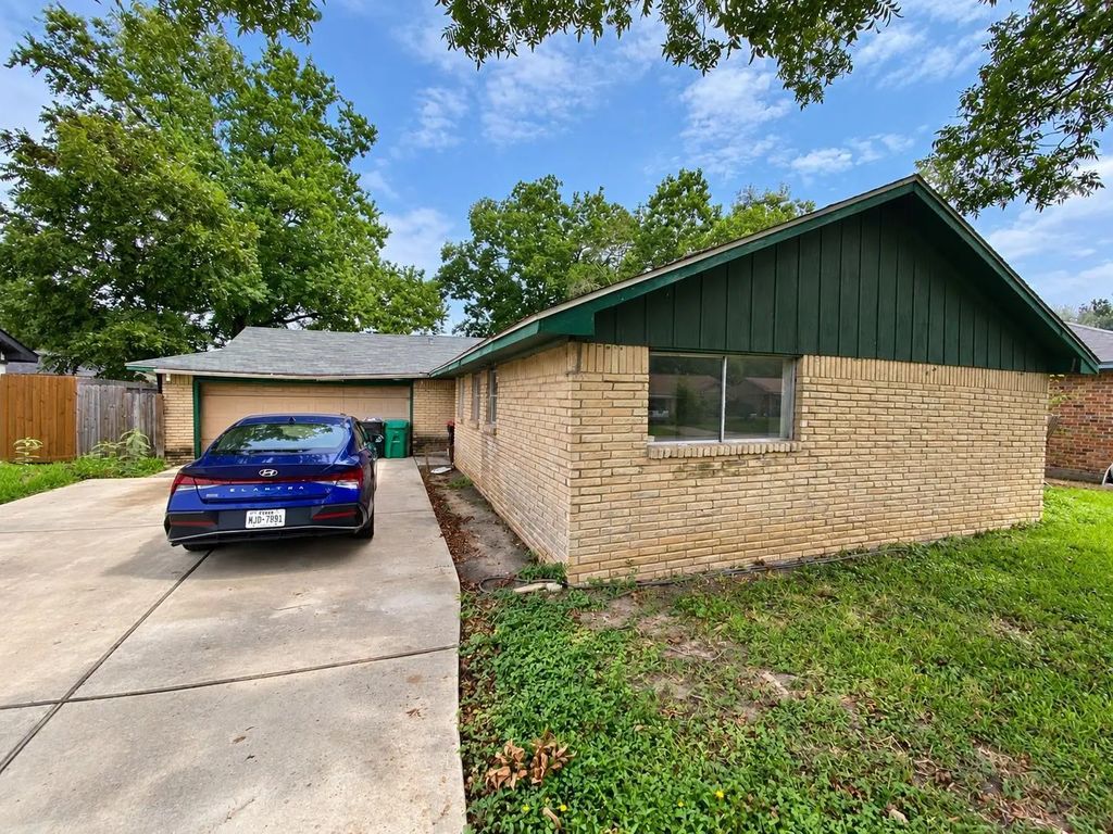 5400 Hemlock Drive, Baytown