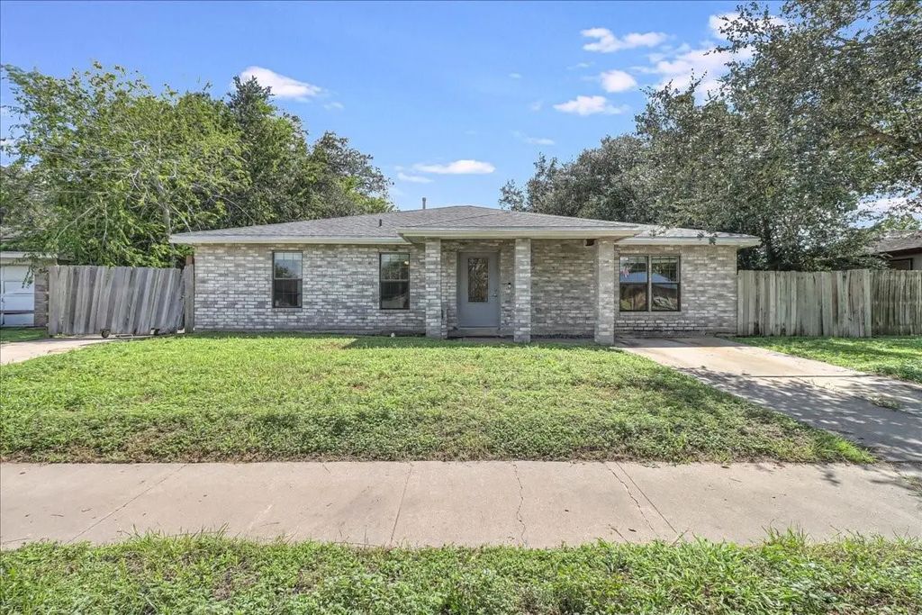 2111 E Lott Avenue, Kingsville