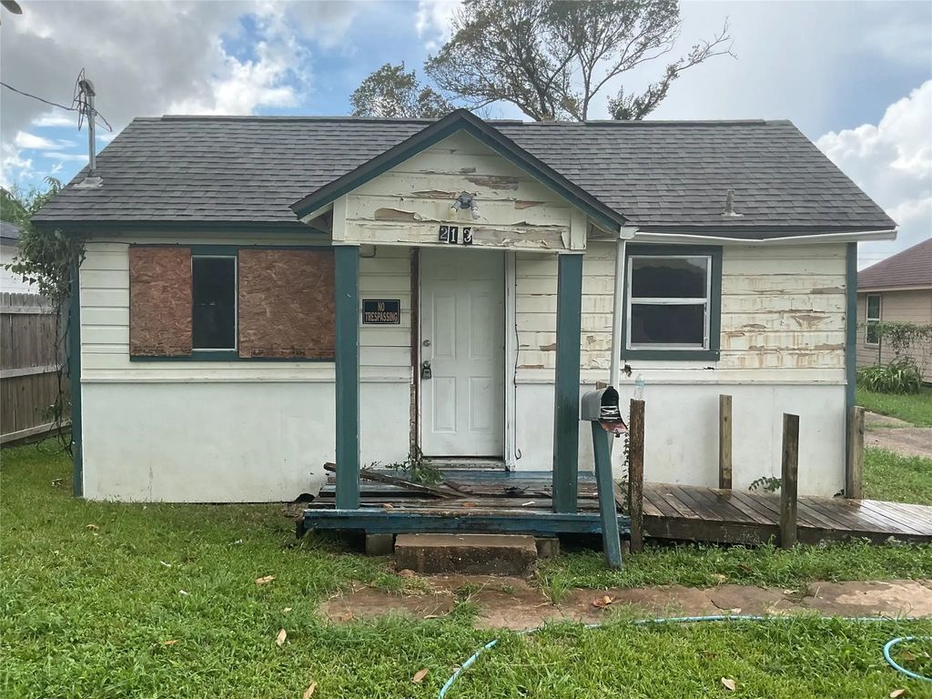213 E Bernard Street, Clute