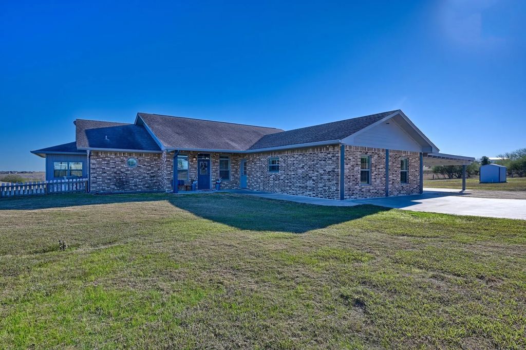 1733 County Road 376, Shiner
