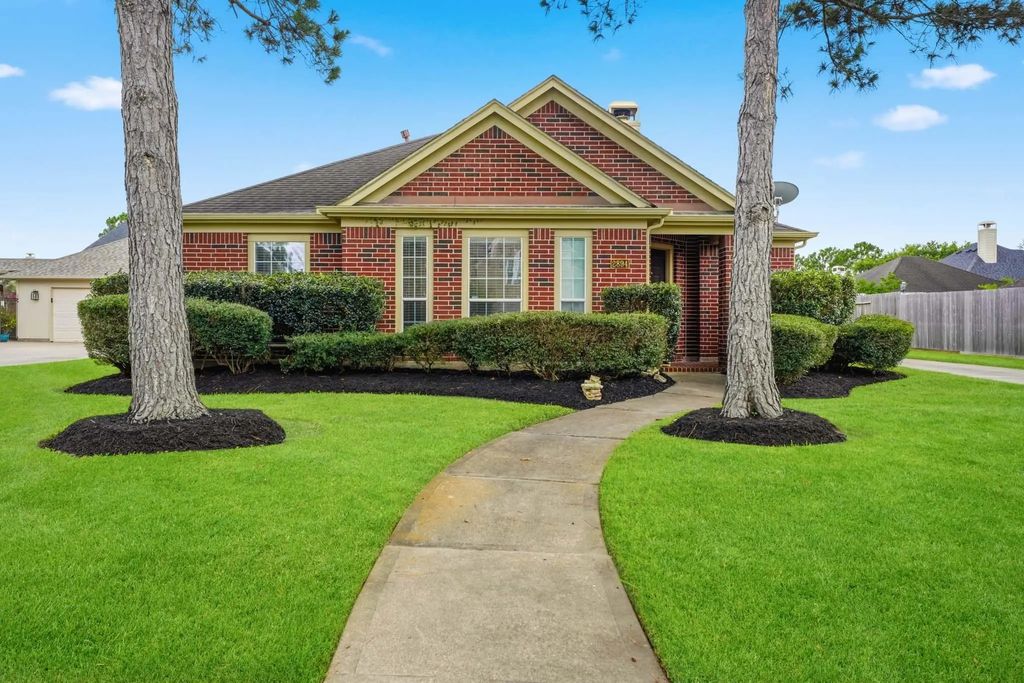 2894 Smokey Lake Lane, Dickinson