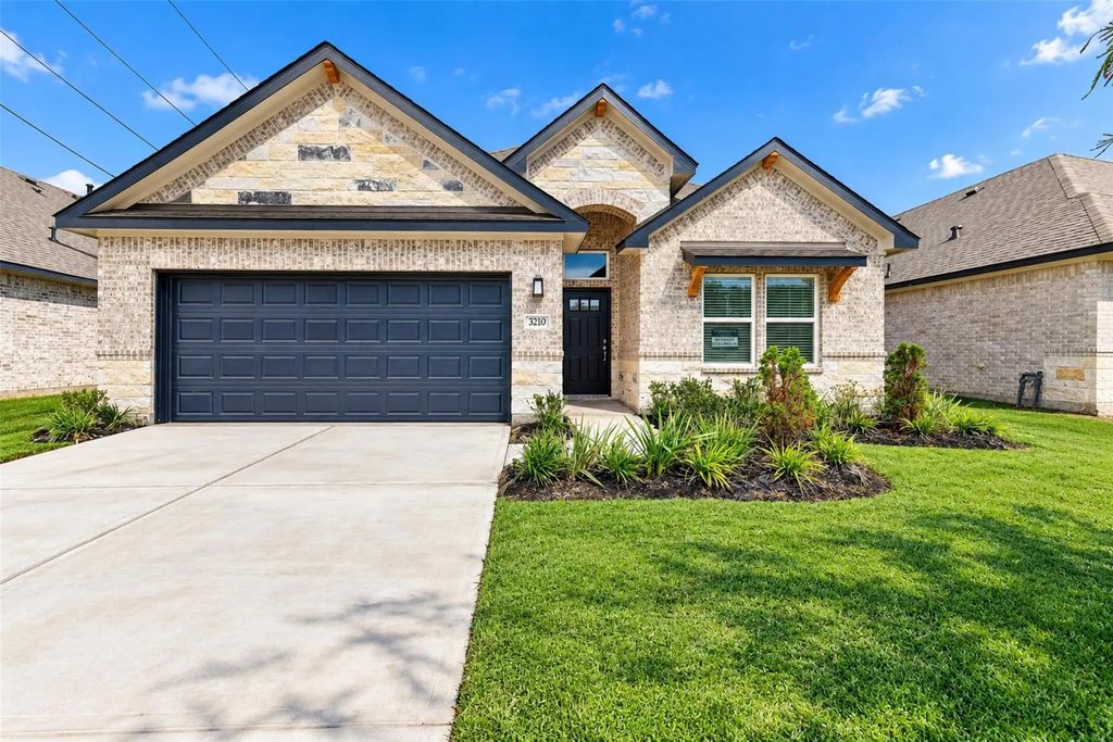 3210 Emerald Hills Drive, Angleton