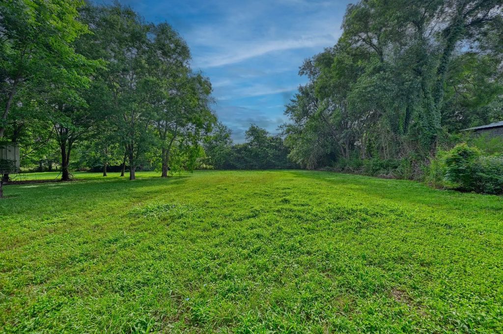 915 Farmers, Brenham