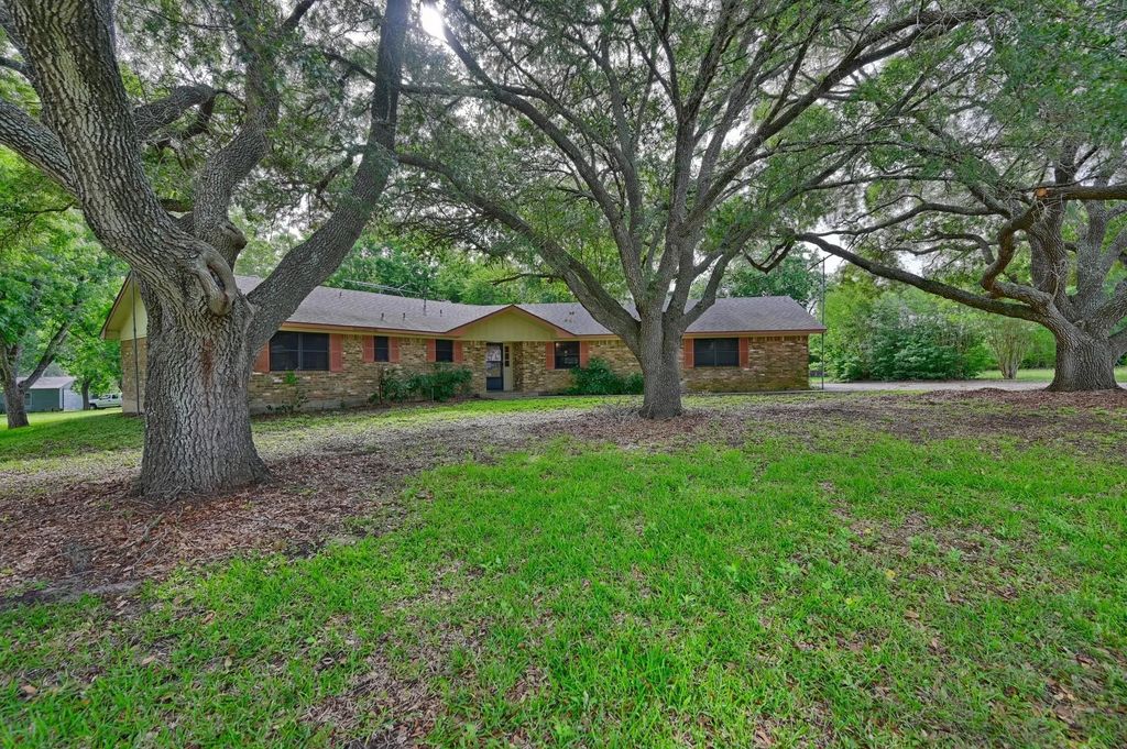 915 Farmers, Brenham