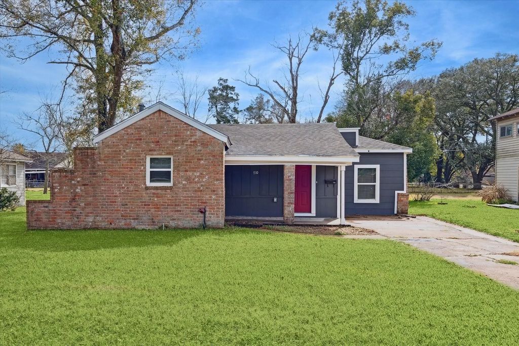 710 E Magnolia Street, Angleton