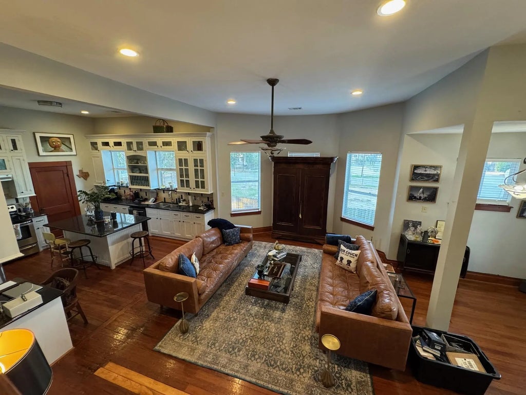 1615 Houston Avenue, Houston