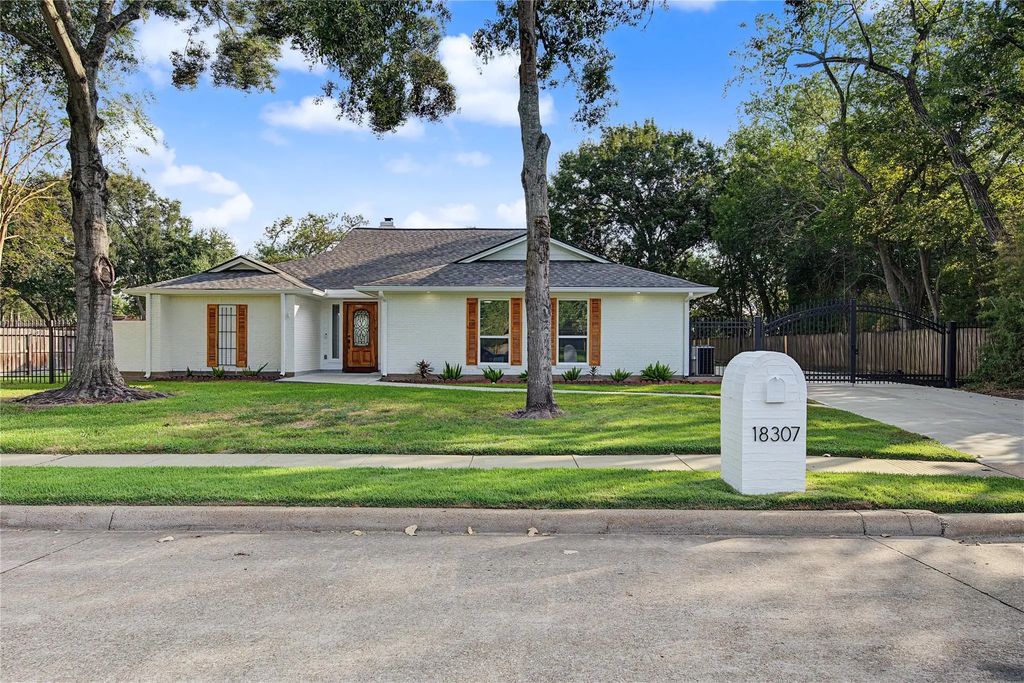 18307 Kings Row, Webster