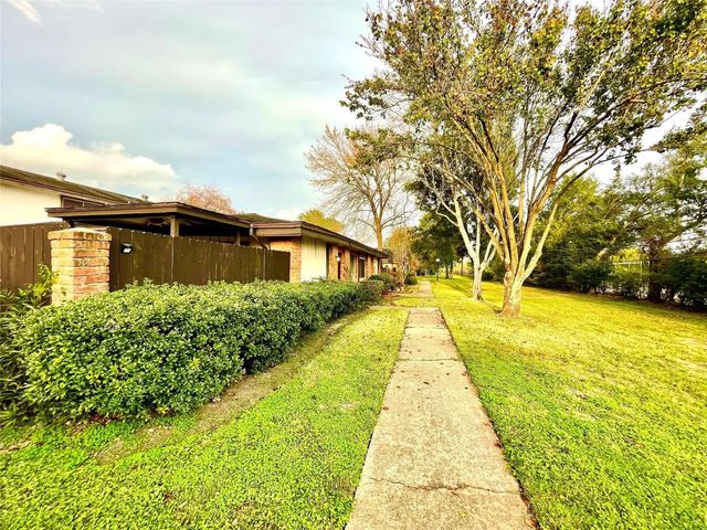 12010 Mighty Oak Drive A, Houston