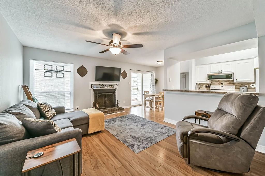 7600 Emmett F Lowry Expressway 904, Texas City