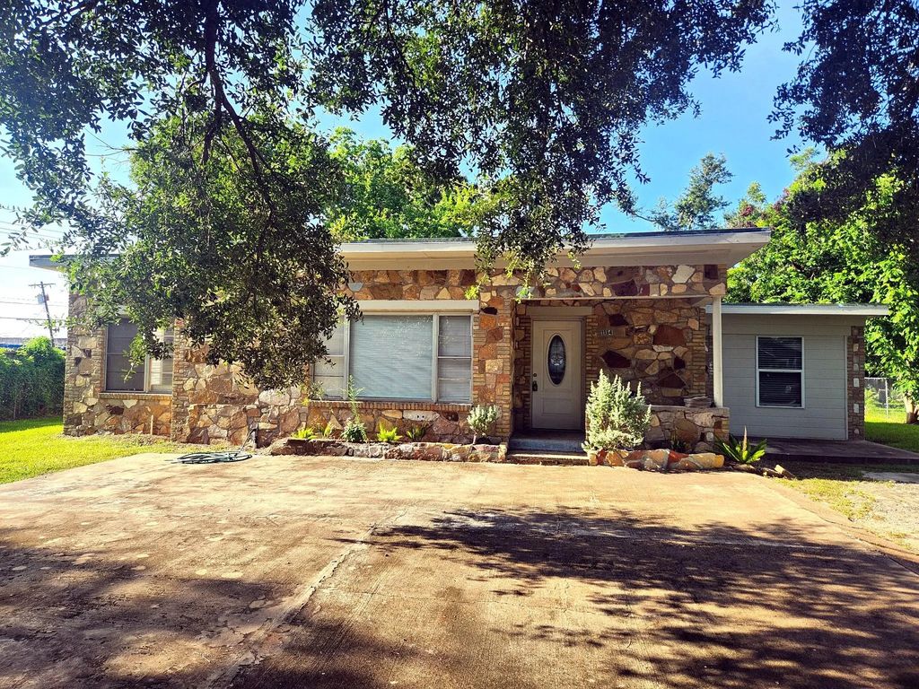 1114 E Pecan Street, Angleton