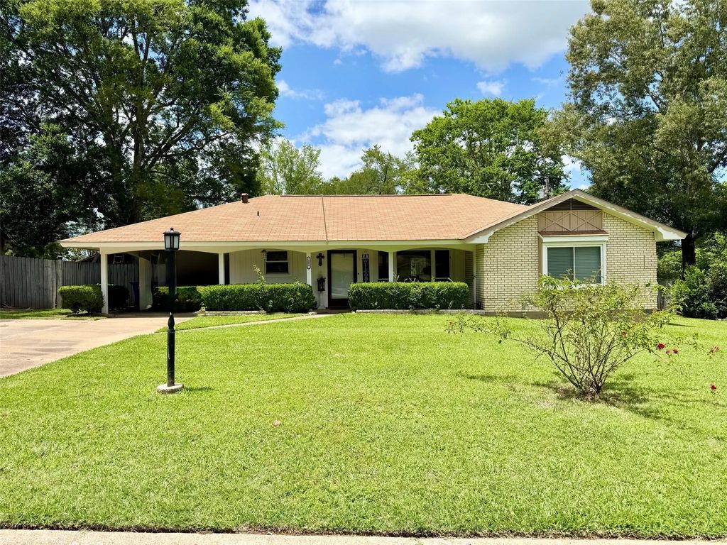 208 Robinhood Circle, Crockett