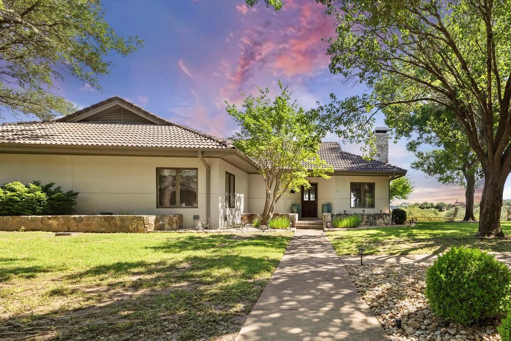 1609 Clubhouse Hill Drive, Spicewood