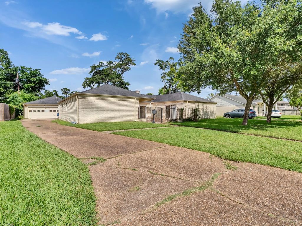 3015 Inwood Drive, Dickinson