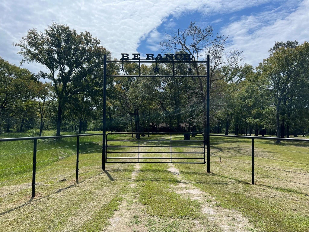 10424 Pr 1200, Leona