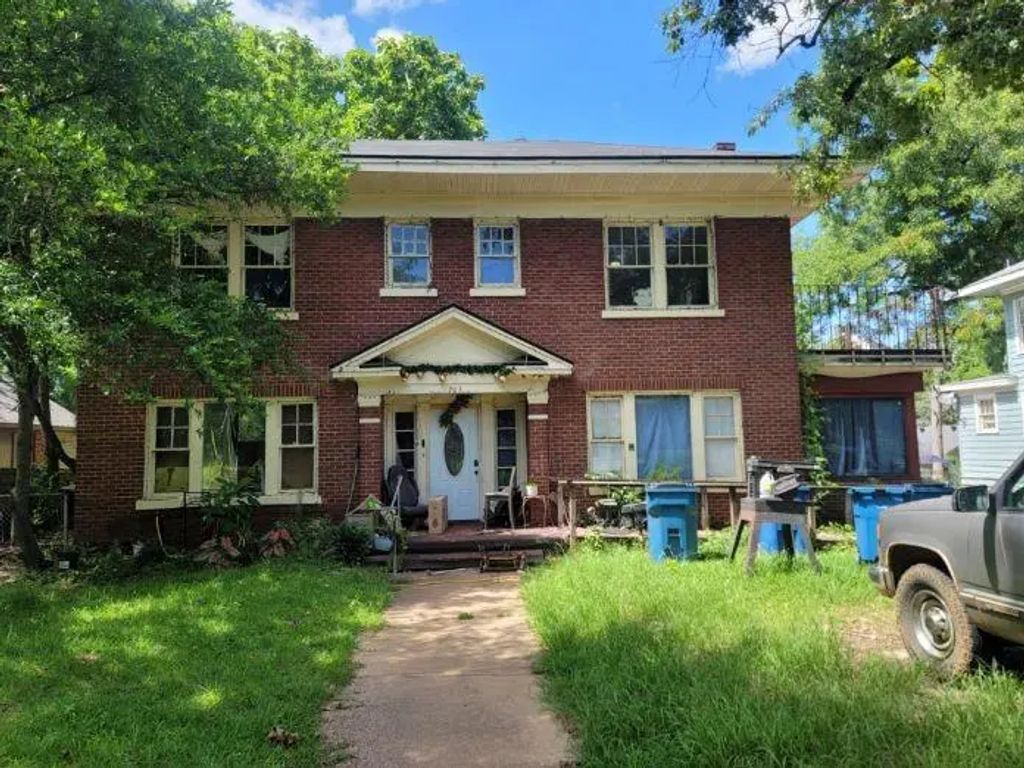 703 W Burleson St, Marshall