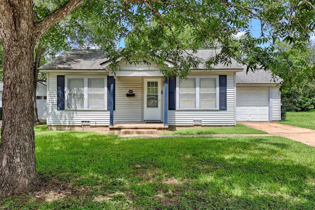 903 N Glendale Street, Hallettsville