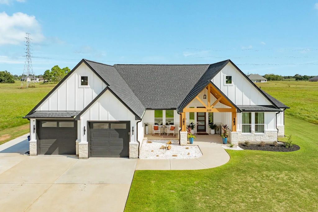 608 Angus Trail, Angleton