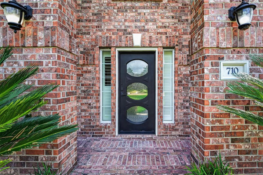 710 Parral Court, Crosby