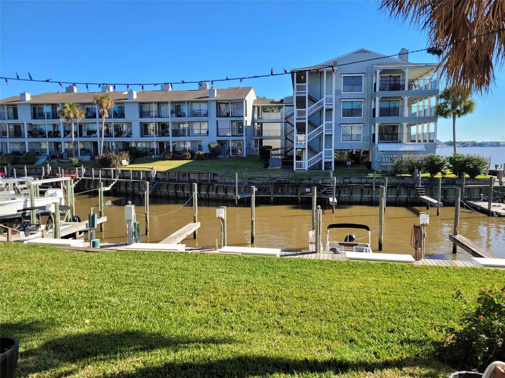 104 Yacht Club Lane 104, Seabrook