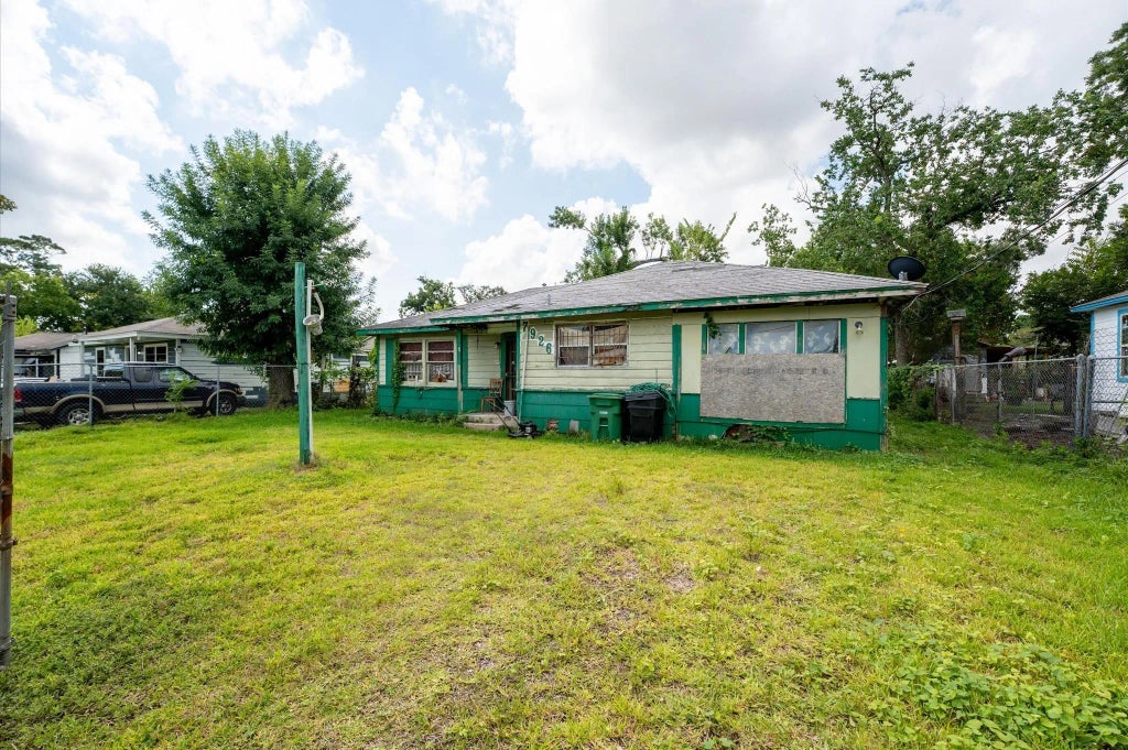 7926 Linda Vista Road, Houston
