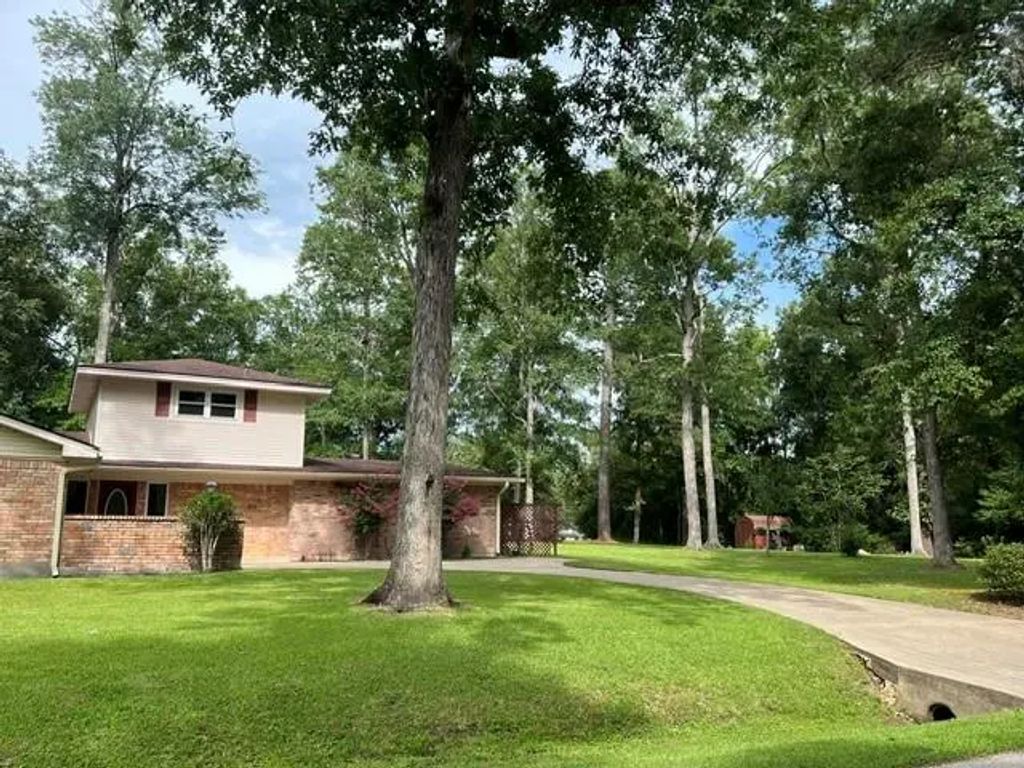 802 W Wildwood Drive, Village Mills