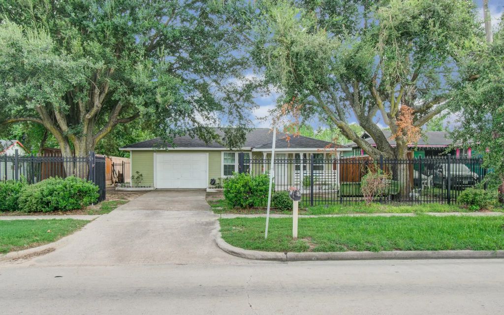 981 S Victory Drive, Houston
