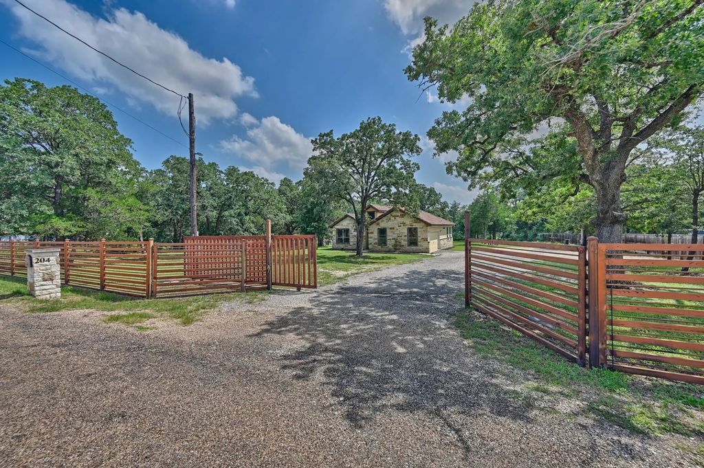 204 Matthew Cove, Bastrop