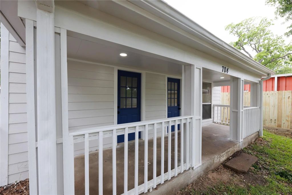 704 W Willis Street, Alvin