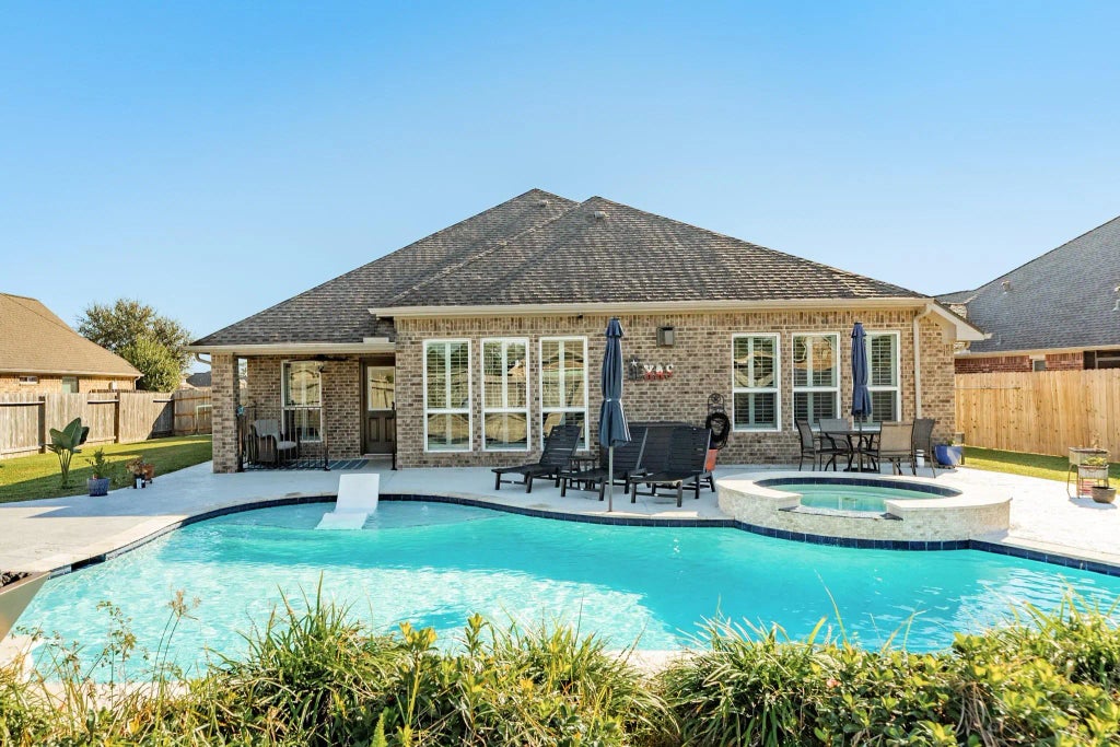 1279 Laurel Lane, Angleton