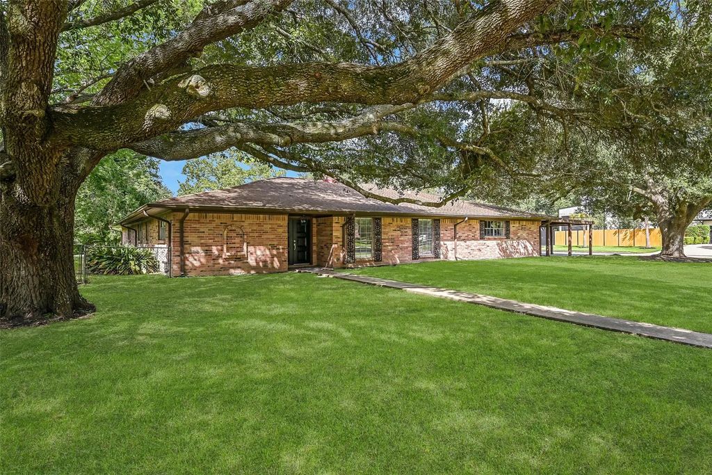 502 Misty Lane, Friendswood