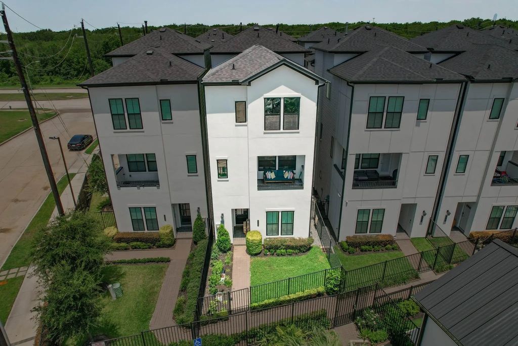 2816 Grand Fountains Drive B, Houston