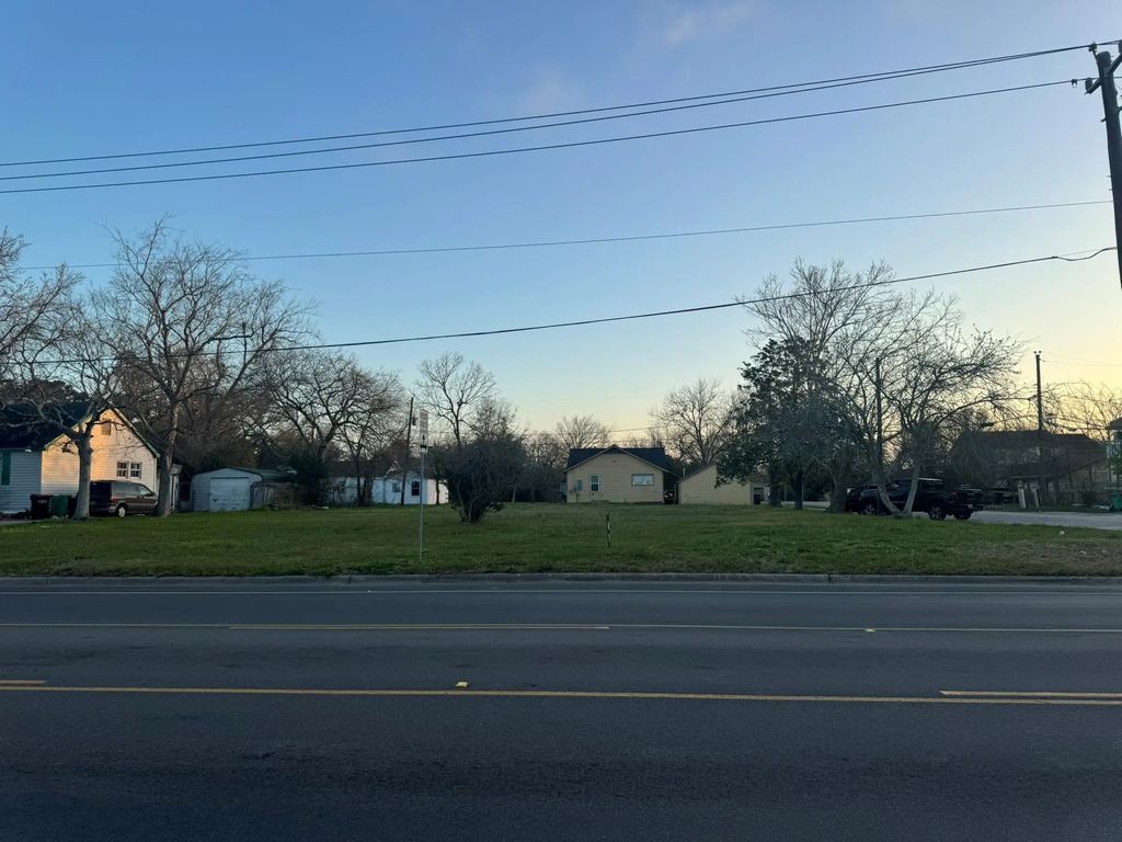 1921 W Main Street, Baytown